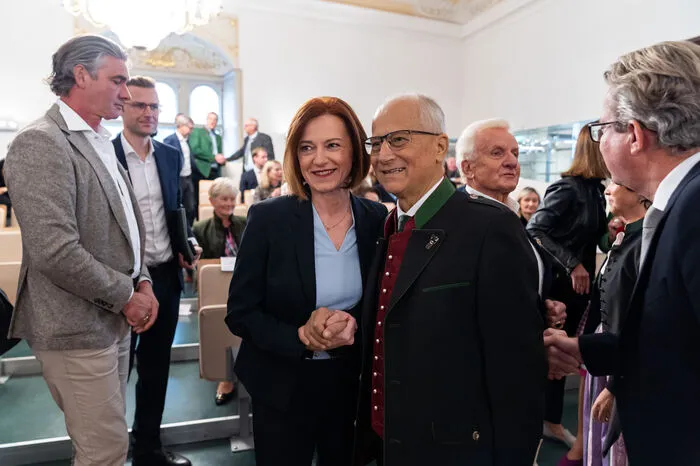 Seitinger gemeinsam mit seiner und Nachfolgerin Simone Schmiedtbauer