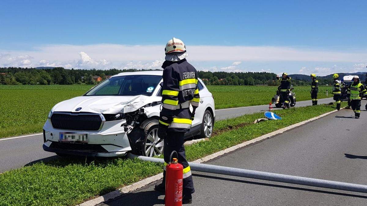 Der Pkw prallte frontal gegen die Straßenlaterne