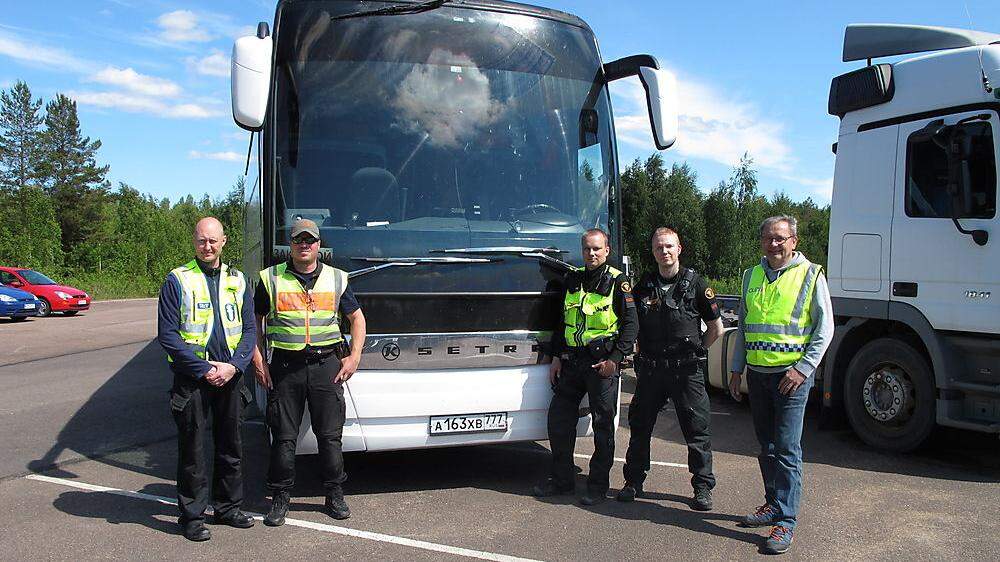 Rainer Pilch (2. von links) mit Kollegen und einem in Finnland sichergestellten Reisebus