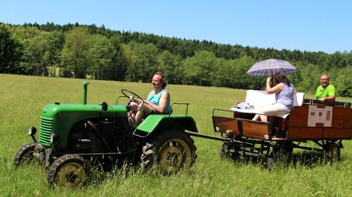 Bei sommerlichen Temperaturen konnte man eine Fahrt mit dem Traktor genießen.