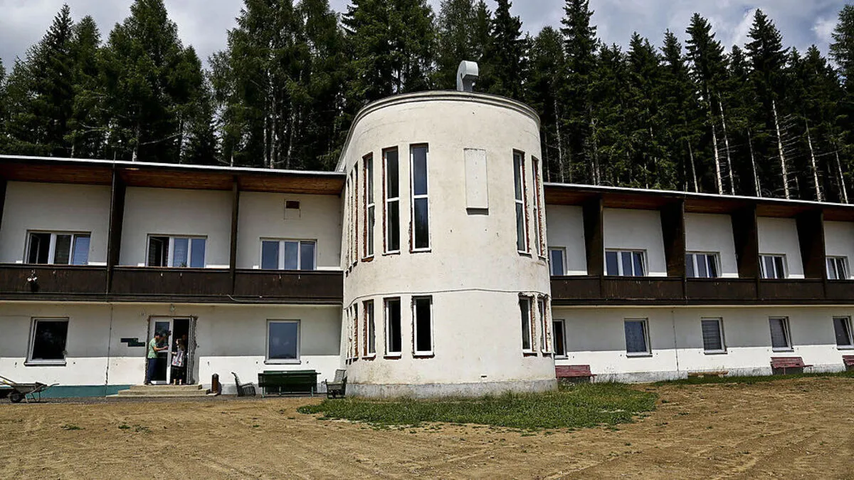 18 Zimmer, zwei Büros und ein Speisezimmer sind in dem Gebäude untergebracht