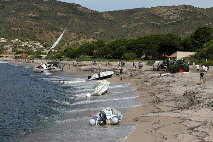 Am Strand von Sagone wurden Boote aus dem Wasser geworfen