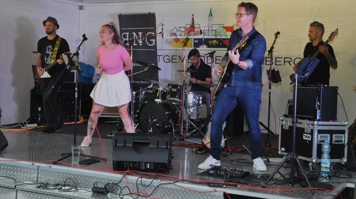 Bei sommerlichem Wetter unterhielt die Rock- und Pop-Band R.N.G. bei der Voitsberger Konzertreihe "Treffpunkt Michaeliplatz" die Gäste. Auf Einladung des Stadtmarketings der Stadtgemeinde Voitsberg spielte die fünfköpfige Coverband aus der Obersteiermark auf.