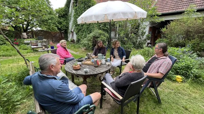 Gemütliches Zusammenkommen im Garten, bevor es losgeht.