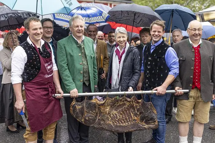 Markus Schluder, Ronny Rull, Bürgermeister Leopold Astner, Gaby Schaunig, Hannes Smole und Albert Jank 
