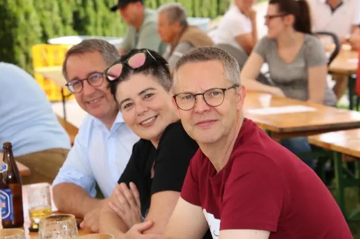 Unter den vielen Gästen waren auch Bürgermeister Johannes Schmid (li). 