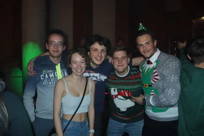 Die immer merh in Mode kommenden Weihnachtspullover durften auf der X-Mas-Party am Christtag natürlich nicht fehlen.