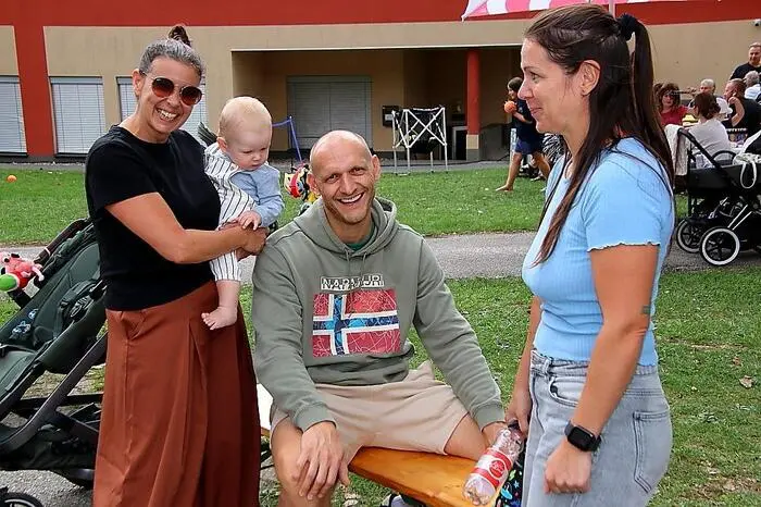 Und die vielen Besucher genossen bei strahlendem Sonnenschein und fröhlicher Stimmung das angebotene Programm.