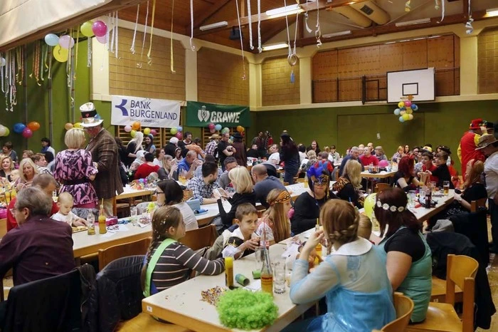 ...zur großen Kinder-Faschingsparty in die Mehrzweckhalle. 