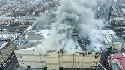 Das Feuer brach im vierten Stock des Einkaufzentrums aus 