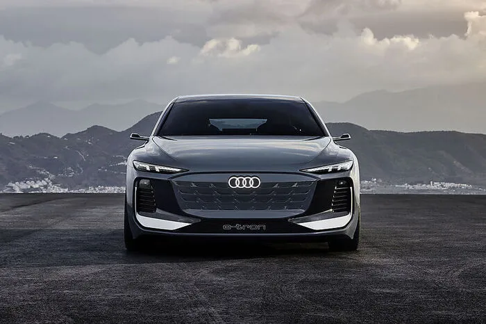 Je nach Version sollen mehr als 700 Kilometer Reichweite möglich sein. Weil bei Audi Quattro immer ein Thema sein wird, wird es auch Modelle mit einem Elektromotor pro Achse - also Allradantrieb - geben. 