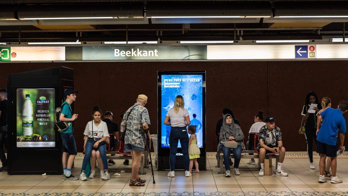 Das Mädchen kam auf dem Bahnsteig von Beekkant auf die Welt 