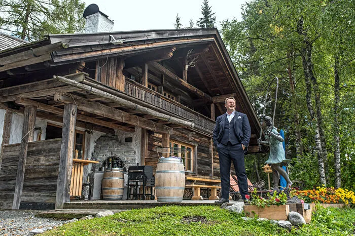 Wo sich Fuchs und Nashorn Gute Nacht sagen.Christian Jäger ließ für sein privates Refugium ein rund 200 Jahre altes Bauernhaus von Osttirol nach Seefeld umsiedeln.Die ganze Story Fotoserie