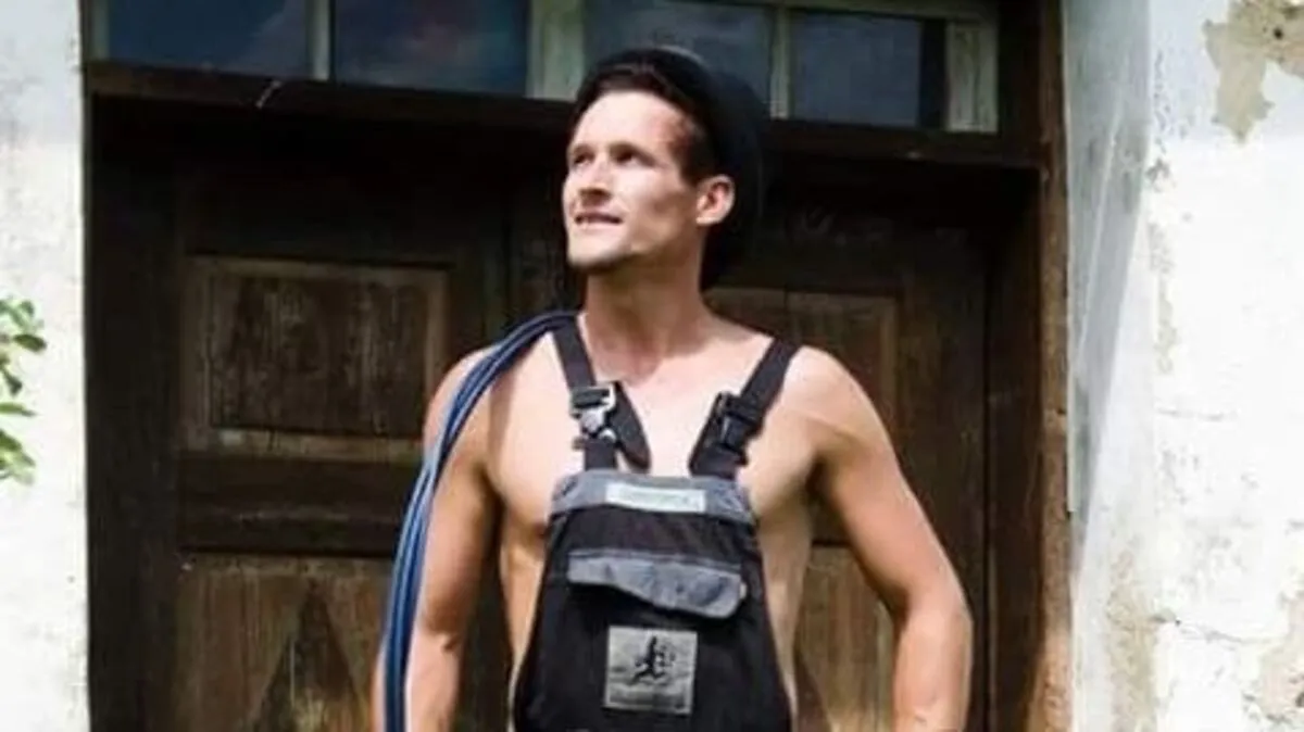 Christoph Wallner ist leicht bekleideter Rauchfangkehrergeselle beim Betrieb Brandl in Feldbach