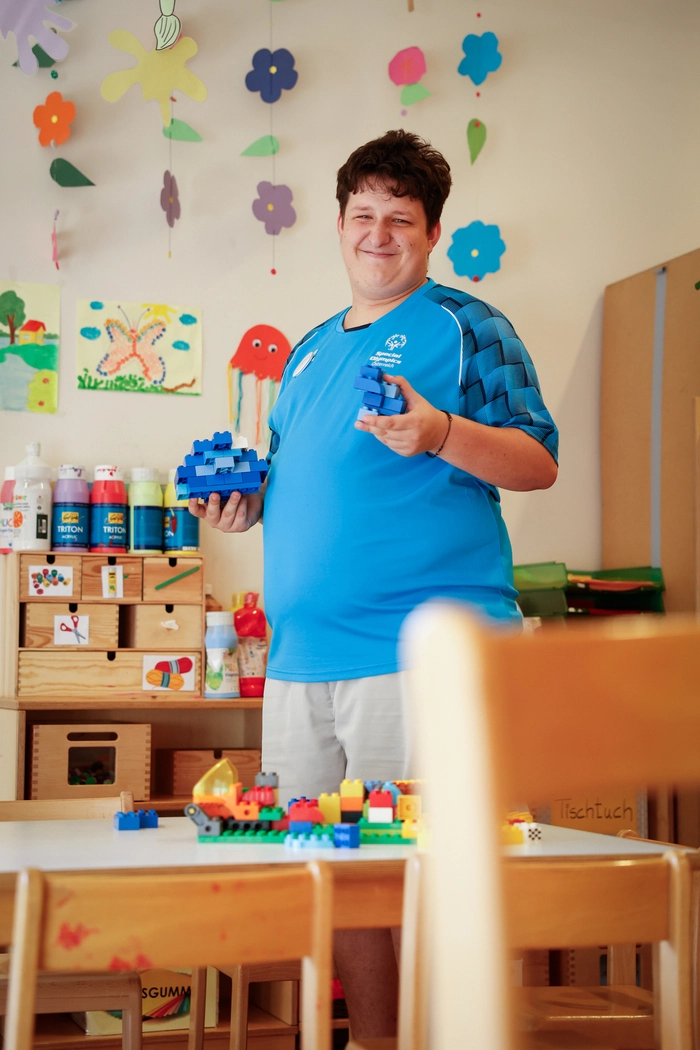 Die Arbeit in der Kinderkrippe ist für Dominik Reinmüller genau das, was er machen will