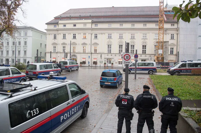 Um das Gebäude wurde ein rigoros überwachtes Platzverbot verhängt, um Zwischenfälle zu vermeiden.