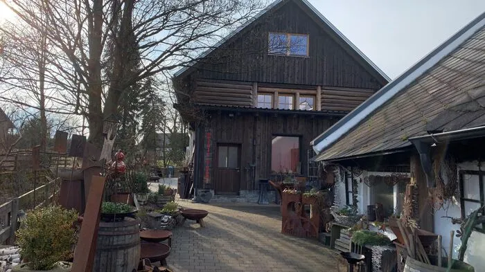 Vorne die alte Schmiede, hinten der umgebaute Stall