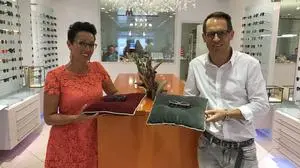 Petra und Dirk Roissl vom "Das Meisterstück" sind die ersten Kärntner Optiker die Brillen aus dem Drucker anbieten