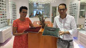 Petra und Dirk Roissl vom &quot;Das Meisterstück&quot; sind die ersten Kärntner Optiker die Brillen aus dem Drucker anbieten