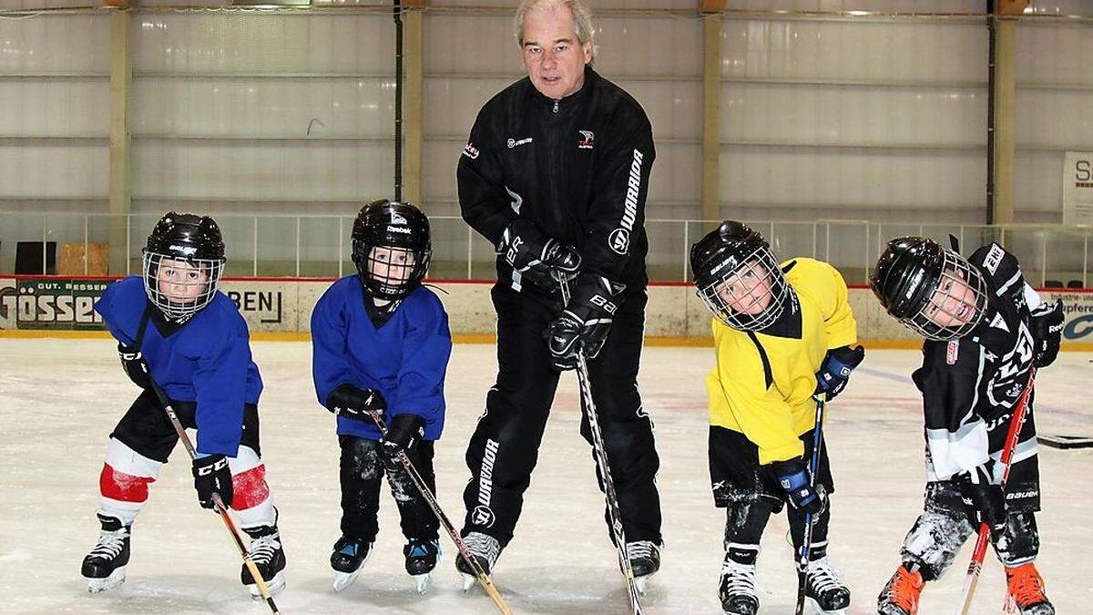 Der jüngste Eishockeynachwuchs mit Trainer Gerhard Sporer