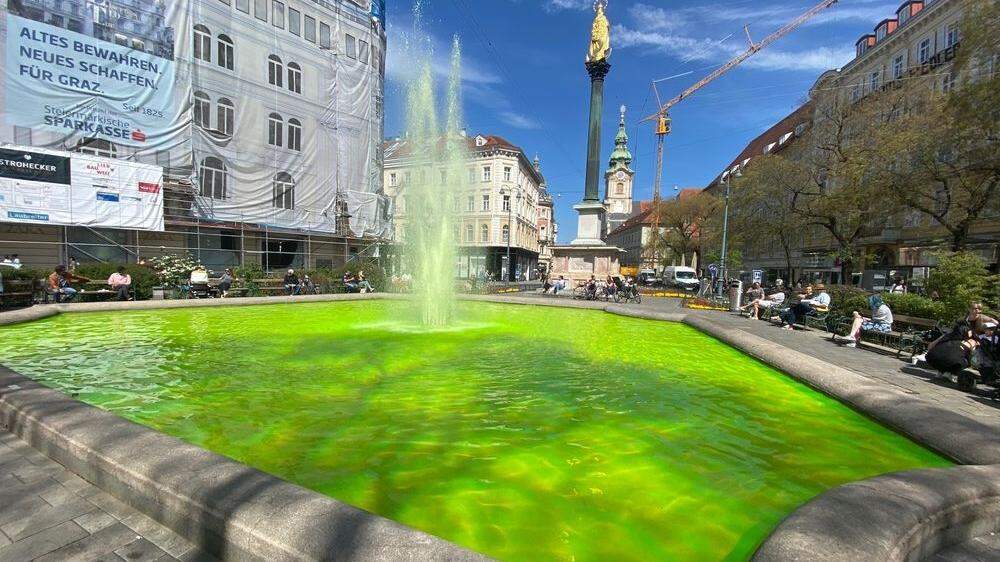 Das Wasser in der Grazer Innenstadtbrunnen ist plötzlich grün! Hier der Brunnen am Eisernen Tor
