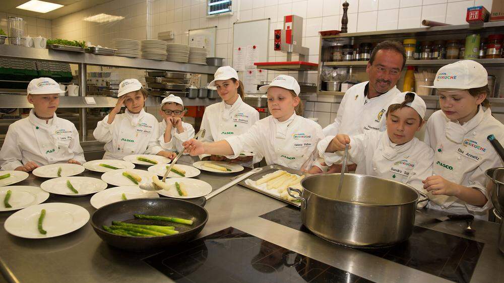 Unter fachkundiger Anleitung von Chefköchen erlernen die 17 „Jungköche“ spielerisch die  Freude und Lust am Kochen