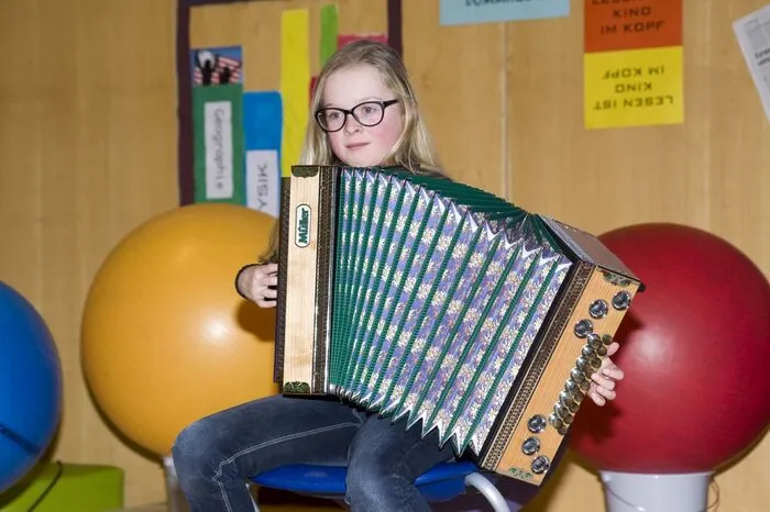 Die Schülerinnen und Schüler hatten für diesen Tag ein umfangreiches Programm einstudiert. Die musikalischen Solisten auf ihren steirischen Harmonikas waren Ismael Angerer, Romina Cermak und Andreas Siebenbäck.