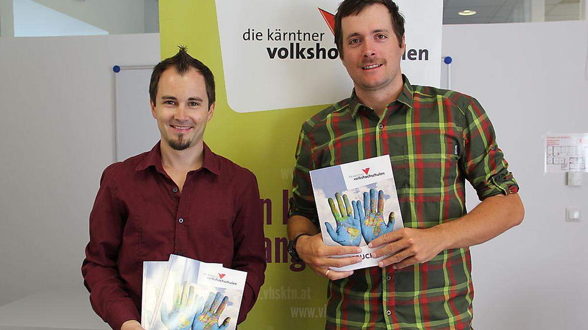 Von links: Mathias Kuchernig und Benjamin Hell bei der Präsentation des neuen VHS-Programmes