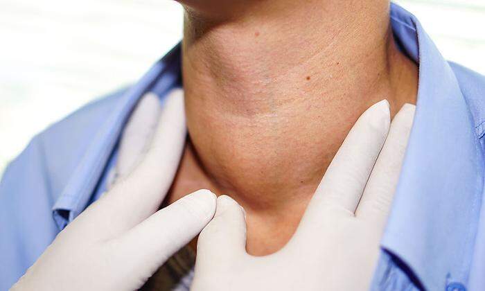 Die Schwellung der unteren Halsregion kann mit einem inneren Engegefühl oder Schluckbeschwerden verbunden sein