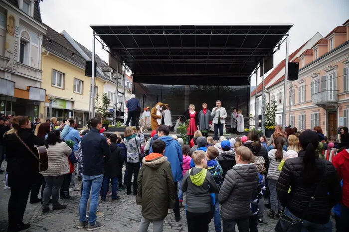 Die Kinder der Volksschule präsentierte aus diesem Anlass mehrere Tänze und Lieder zu den Themen Frühling und Ostern.