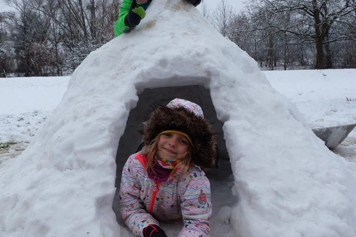 Nora (8) und Lorenz (5) bauten in Mühldorf ein Schneehaus