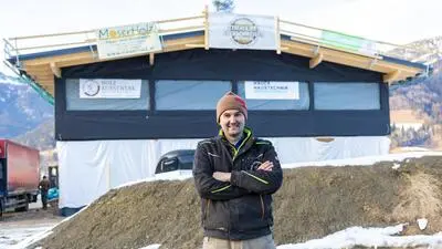 Lukas Lettmayer vor seinem neuen Unternehmensstandort direkt an der B 320