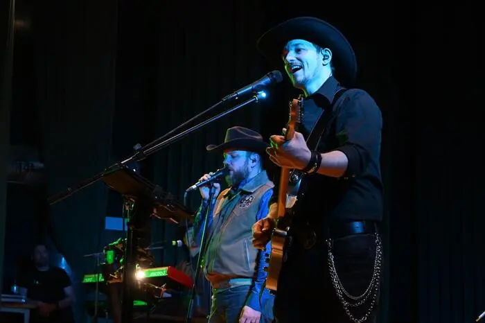Für gute Stimmung im vollen Haus sorgten die „UmBranded“ mit bekannter rockiger Musik.