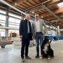Baufirma Strobl in Weiz | In der modernen Holzbauhalle: Harald Strobl (links), Sohn Simon Strobl und „Firmenhund“ Luna