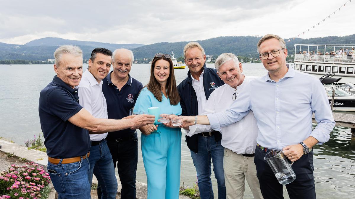 Wörthersee Wasser Verkostung durch die Bürgermeister von Krumpendorf (Gernot Bürger), Schiefling (Thomas Wuksch), Techelsberg (Johann Koban), Velden (Ferdinand Vouk), Maria Wörth (Markus Perdacher) und Pörtschachs Bürgermeisterin Silvia Häusl-Benz sowie Peter Peschel, Geschäftsführer der Tourismusregion Wörthersee Rosental