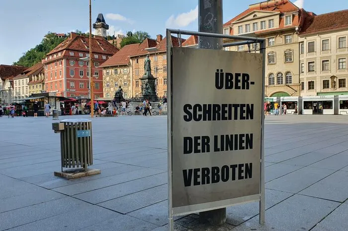 Direkt vor dem Rathaus, in dem schon so manche politische rote Linien überschritten wurden, steht: "Überschreiten der Linie verboten"
