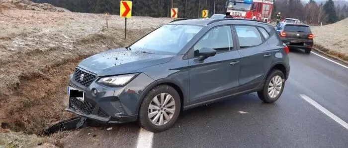 Eine 59-Jährige kam von der Straße ab und erlitt Verletzungen unbestimmten Grades