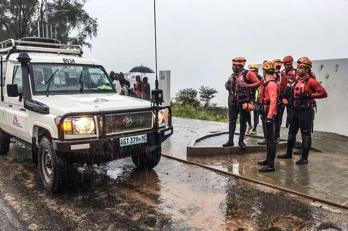 "Es regnet jetzt stark in Pemba, (in der Provinz) Cabo Delgado, und einige Teile der Stadt sind bereits überflutet", sagte der Sprecher des UN-Nothilfebüros Saviano Abreu am Sonntag über eine der betroffenen Städte in Mosambik. In einigen Vierteln stehe das Wasser schon jetzt hüfthoch. "Wir erwarten leider verheerende Überschwemmungen hier in Pemba." Retter seien im Einsatz.