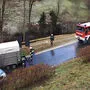 Ein Pkw mit Viehanhänger rutschte auf der eisigen Straße in den Graben - die Feuerwehr Falkenstein war zur Stelle