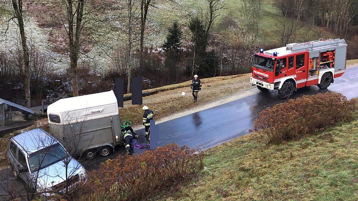 Ein Pkw mit Viehanhänger rutschte auf der eisigen Straße in den Graben - die Feuerwehr Falkenstein war zur Stelle