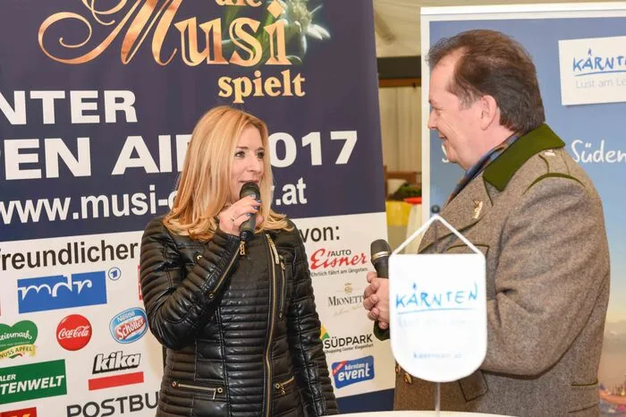 ...und Sängerin Stefanie Hertel führen auch heuer wieder durch die Sendung.