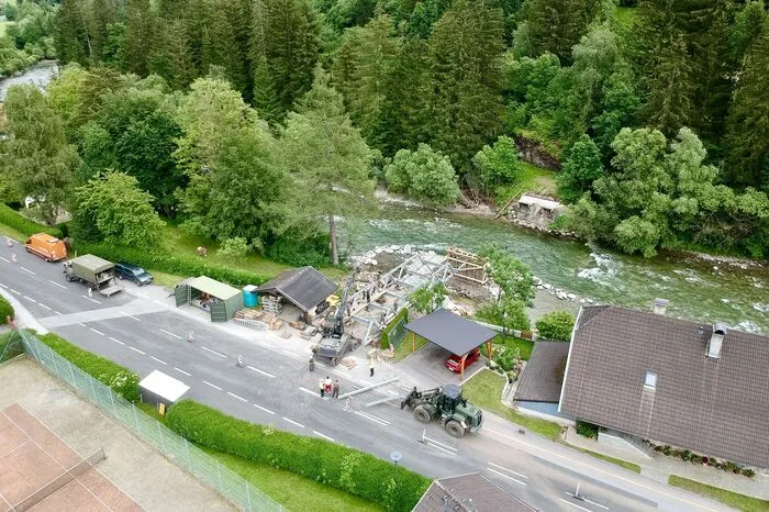 Nach dem Einbau der Mittelunterstützung, werden die Stahlelemente, die 3,05 Meter Länge aufweisen, sukzessive zur Systembrücke verschraubt und nach den Plänen des Landes-Brückenbaumeisters Reinhard Merlin in Richtung Osten vorgeschoben. 12 Elemente mit einer Gesamtlänge von 36 Metern wird die Brücke aufweisen, sie kann 26 Tonnen tragen.