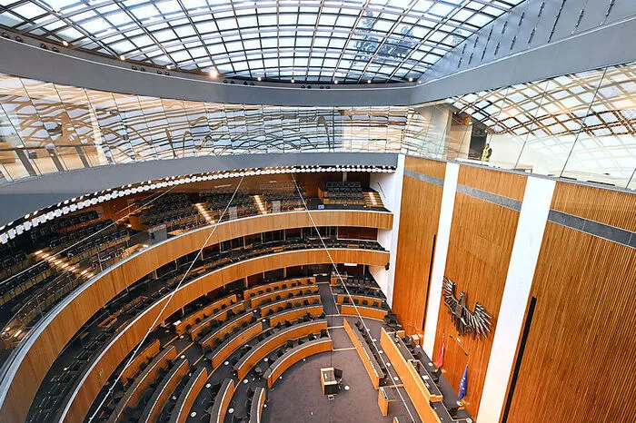 Besucherinnen und Besucher der geführten Touren durch das Haus können an Sitzungstagen den Abgeordneten von der Besuchergalerie aus auf die Finger schauen