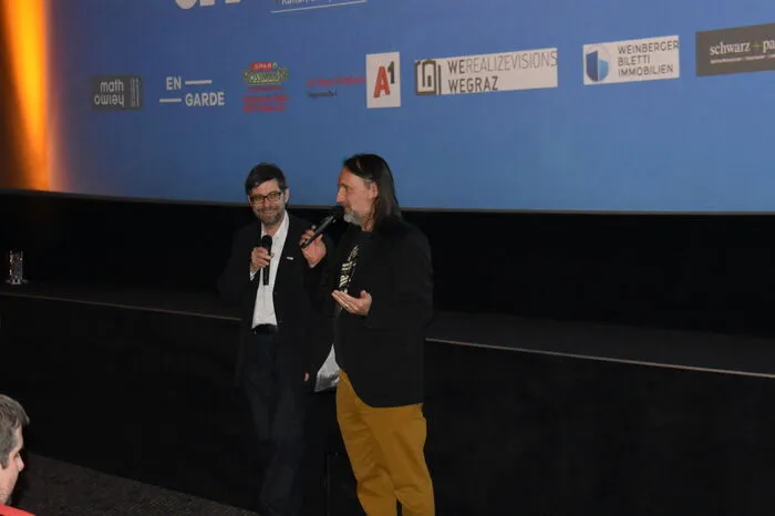Produzent Oliver Haas zeigt sich begeistert über das große Interesse der Zuseherschaft: „Danke! Wegen Menschen wie euch wurde ich Filmemacher!“ 