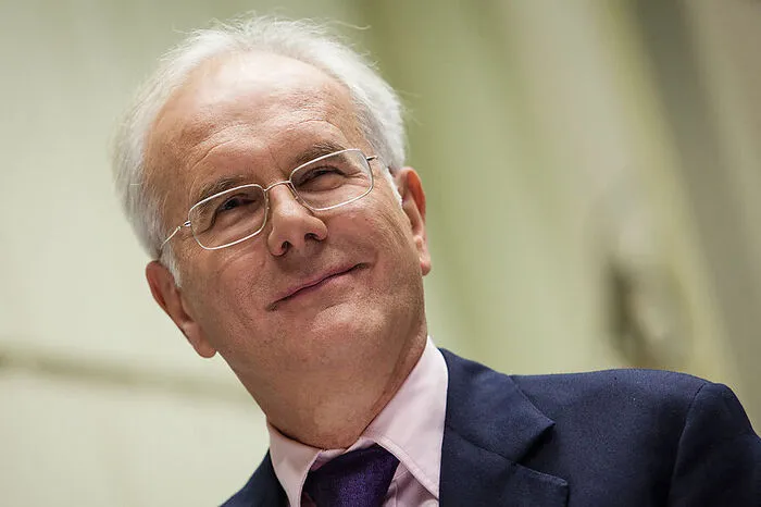 Für die meiste Aufregung sorgte aber ein Kommissar mit bislang null Einsätzen: Entertainer Harald Schmidt. Er sagte seine Rolle als Kriminaloberrat kurzfristig vor dem Drehstart der ersten Folge ab.