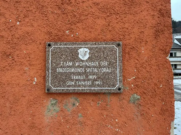 Eine Tafel an der Fassade erzählt die Geschichte des Hauses