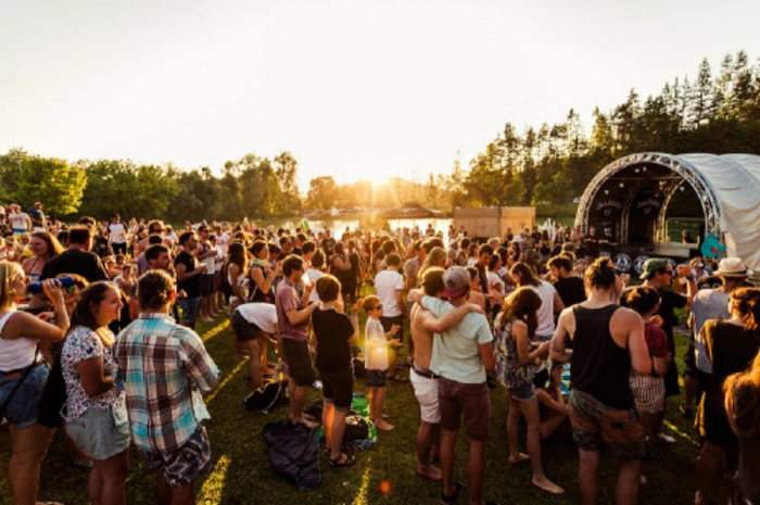 Das Acoustic Lakeside Festival am Sonnegger See findet bereits seit 2006 statt. In den vergangenen Jahren waren unter anderem Nada Surf, Adam Green, AnnenMayKantereit, Augustines und viele mehr am Start. Ein Termin sowie die teilnehmenden Künstler sind für heuer noch nicht bekannt.