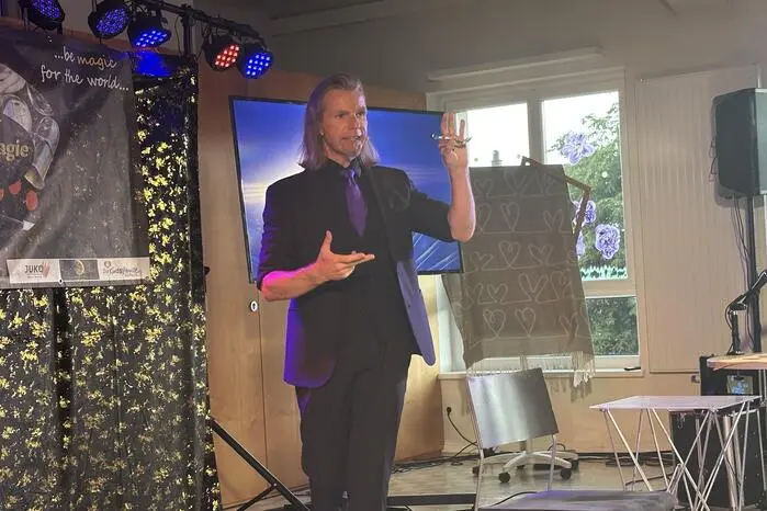 Für einen besonderen Höhepunkt sorgte der Stargast des Abends, der bekannte Mentalist Alex Ray, der das Publikum zusätzlich zu den jungen Talenten des Vereins mit seiner außergewöhnlichen Show begeisterte. 