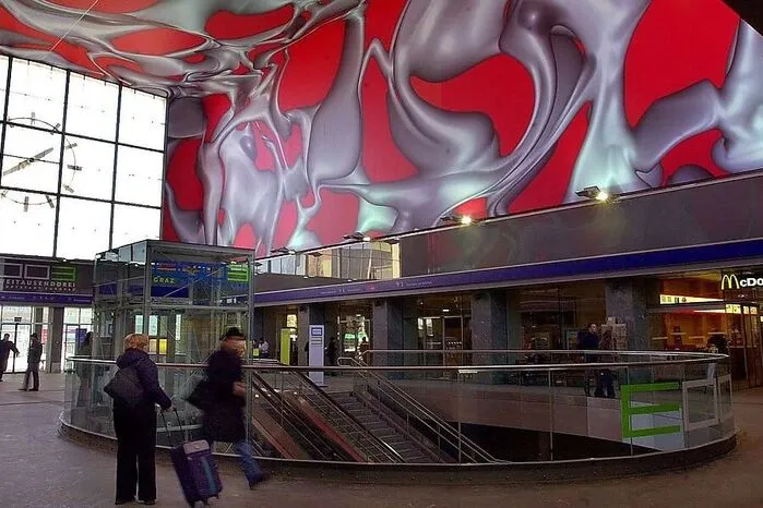 Die Kunst auf Zeit im Hauptbahnhof blieb auch nach 2003 und hatnun auch dem Guardian gefallen.