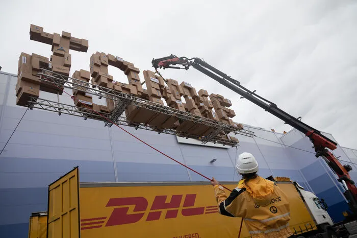 Die Greenpeace-Aktivisten kletterten bereits am Sonntagabend auf das Gebäude des Online-Händlers im Landkreis Harburg. Rund 40 Demonstranten protestierten auch am Montag noch auf dem Hallendach.